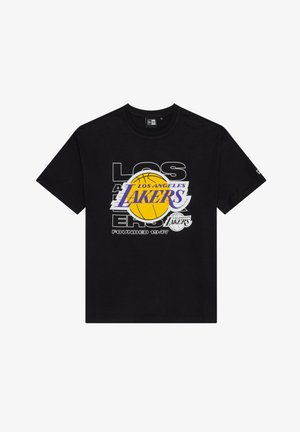 Camiseta de algodón negra con un diseño gráfico que incluye el texto "Los Angeles Lakers" y un gráfico de baloncesto en amarillo y púrpura.