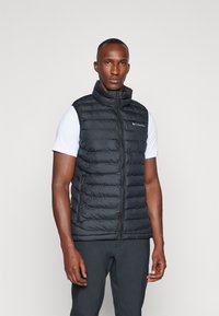Sort puffervest med høj krave, lynlås foran og sidelommer, med kviltet design og placeret logo. Båret over en hvid skjorte.