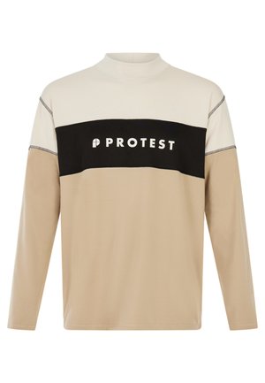 Dlhý rukáv košele v béžovej, krémovej a čiernej farbe. Má vysoký golier a výrazné logo 'PROTEST' na hrudi s kontrastnými farebnými blokmi.