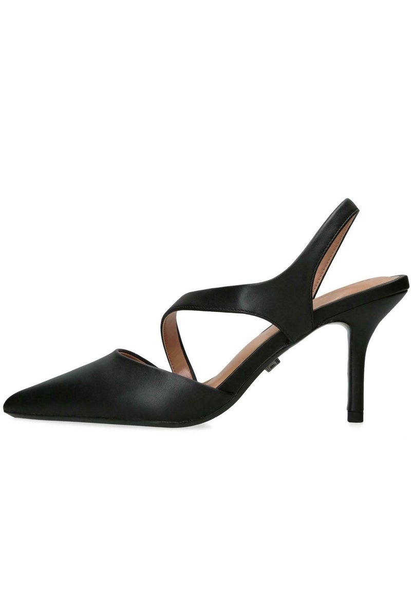 Černé kožené lodičky na podpatku s špičatou špičkou, tenkým kotníkovým páskem a mírným stiletto podpatkem. Hladká textura a minimalistický design.