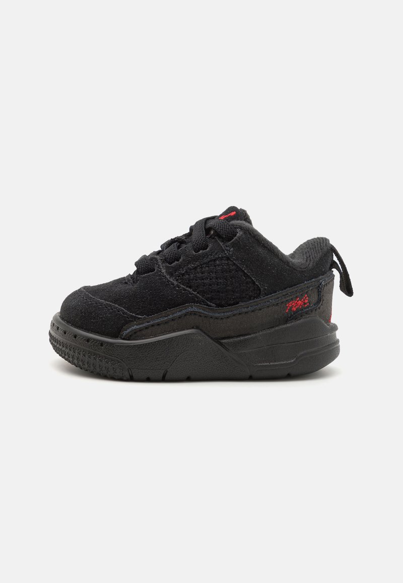 Sorte sneakers laget av semsket skinn og mesh, med en strukturert overdel, lett svart gummisåle og rød logoakent på hælen.