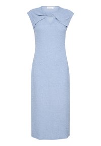 Rochie de lungime medie, de culoare albastru deschis, confecționată dintr-un material texturat. Are un decolteu în v și mâneci scurte, cu un detaliu subtil sub formă de nod la gât.