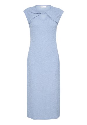 Robe bleu clair jusqu'aux genoux avec un tissu texturé. Comprend un décolleté en V et des manches courtes, avec un subtil détail de nœud au niveau du col.