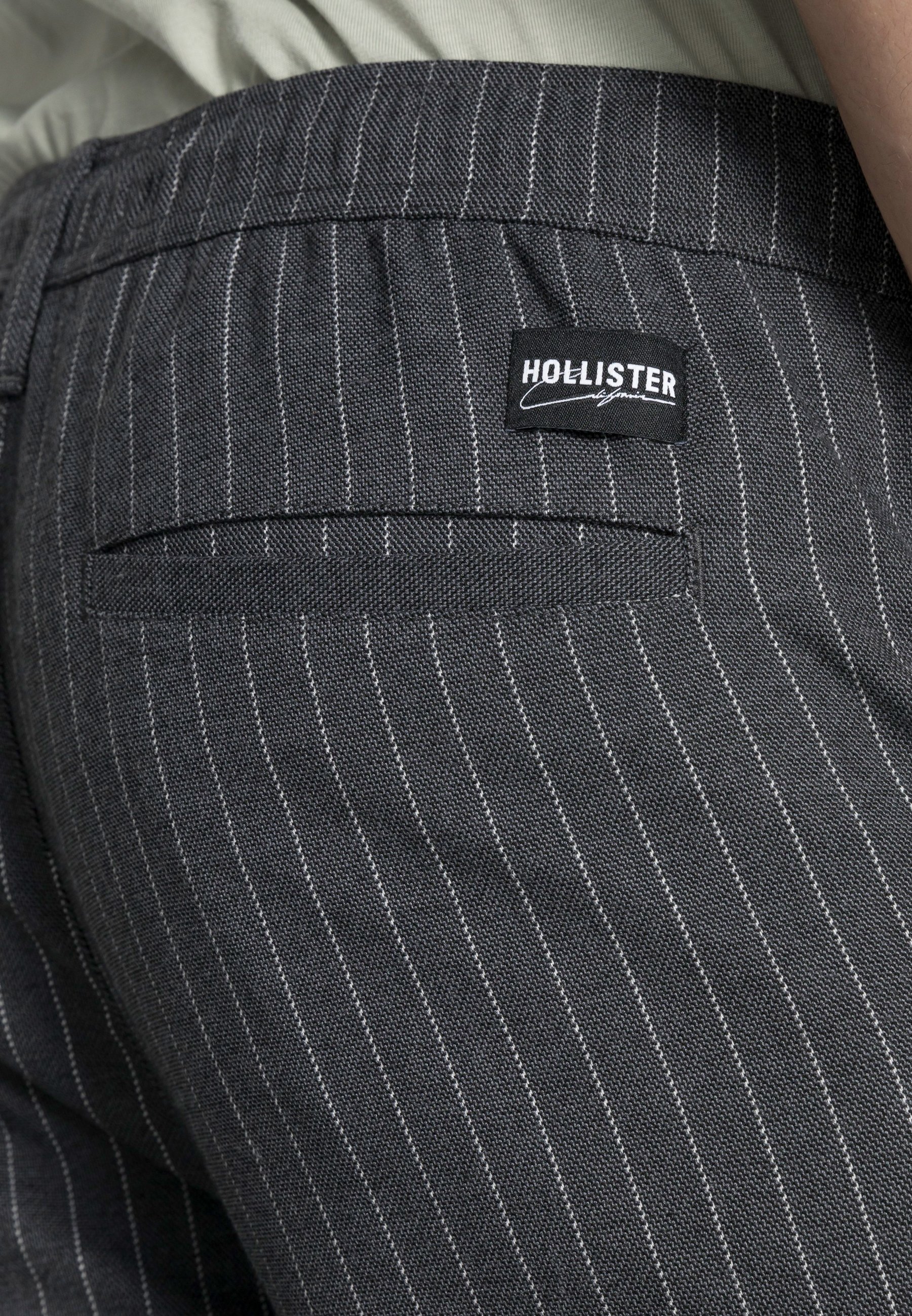Hollister Co. DRAPEY BELTED CROP - Pantalones chinos - grey/gris -  Zalando.es