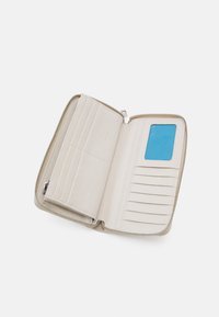 Beige Leder Geldbörse mit Reißverschluss, die mehrere Kartenfächer, ein transparentes Ausweisfenster und eine glatte Innenbeschaffenheit aufweist.