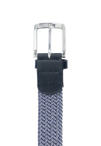 Granatowy pleciony pasek z teksturowanym wzorem, z metalową klamrą w kolorze srebrnym i czarnymi skórzanymi akcentami. Rozmiar oznaczony jako 90.