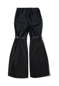 Schwarze Hosen aus leichtem Stoff mit weitem Bein, ausgestattet mit verstellbaren Schnallen nahe dem Saum und einer Seitentasche am rechten Bein.