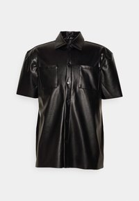 Camicia nera in ecopelle con maniche corte, apertura con bottoni, due tasche sul petto e colletto a punta. Tessuto liscio e vestibilità leggermente oversize.