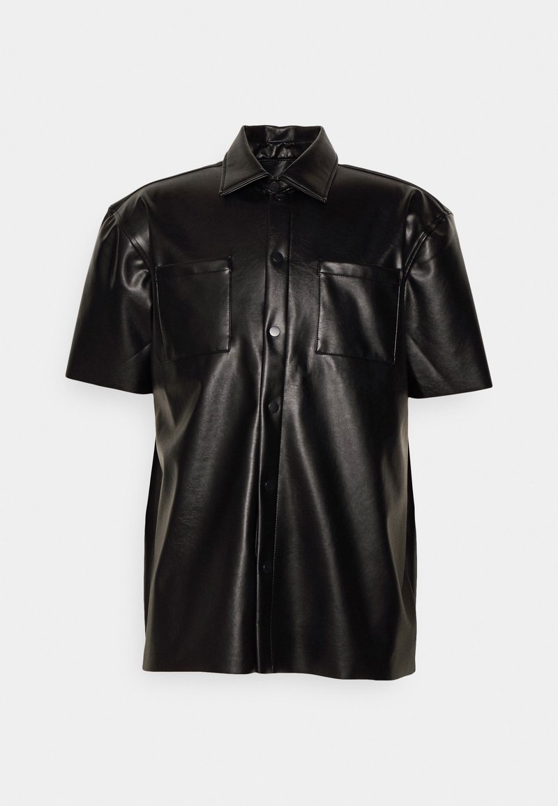 Camicia nera in ecopelle con maniche corte, apertura con bottoni, due tasche sul petto e colletto a punta. Tessuto liscio e vestibilità leggermente oversize.