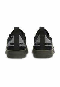 Schwarze und graue gestrickte Sneakers mit einer strukturierten Oberseite, kontrastierenden Mustern, Zuglaschen an der Ferse und einer grünen Gummisohle.