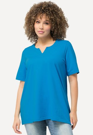 Top azul de manga corta con escote en V, hecho de una tela suave, con un corte relajado y dobladillo redondeado.