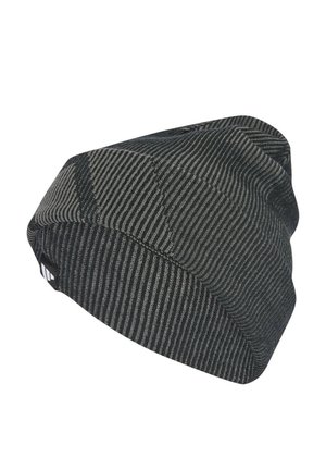 Berretto lavorato a maglia grigio scuro e nero con motivo a righe diagonali e piccolo etichetta di tessuto sul lato su sfondo bianco.