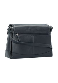 Schwarze Leder-Schultertasche mit Klappenverschluss, verstellbarem Riemen, vorderer Reißverschlusstasche und geprägtem Logo. Verfügt über eine glatte Textur und ein schlankes Design.