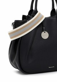 Sac à main en cuir noir avec surface texturée, double poignée supérieure, et une bandoulière tissée à motif beige, gris et blanc. Comprend une étiquette métallique.