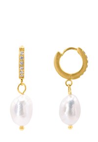 Boucles d'oreilles en or avec une rangée de pierres transparentes, chacune ornée d'une goutte de perle blanche et d'une perle en or au bas.
