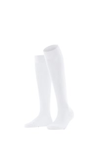 Een paar eenvoudige witte kousen tot de knie staan rechtop op een witte achtergrond, en tonen de textuur en geribbelde bovenkanten.