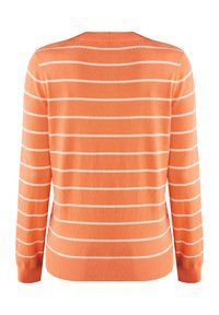 Pomarańczowy sweter w paski z białymi poziomymi liniami, żebrowany dekolt i mankiety, miękka tekstura, zaprojektowany w dopasowanej sylwetce.