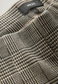 Unselected, brown check