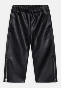 Černé kalhoty z umělé kůže s elastickým pasem, bočními zipovými kapsami a kulatým logem na levé straně.