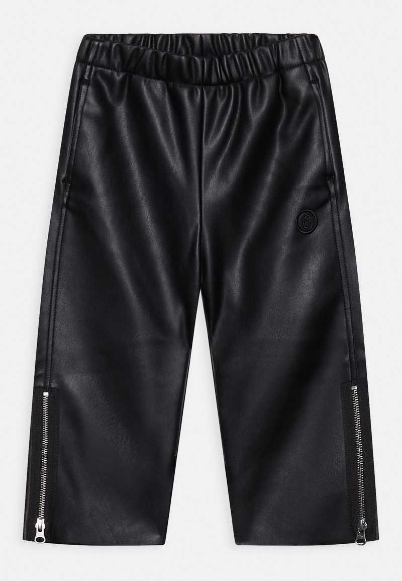 Černé kalhoty z umělé kůže s elastickým pasem, bočními zipovými kapsami a kulatým logem na levé straně.