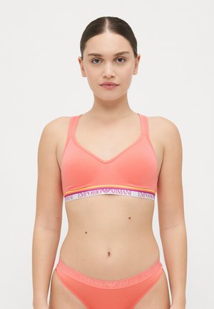 Koraal sportbeha met een V-halsontwerp, verstelbare banden en een elastische band met 'Emporio Armani' in paarse en gele accenten.