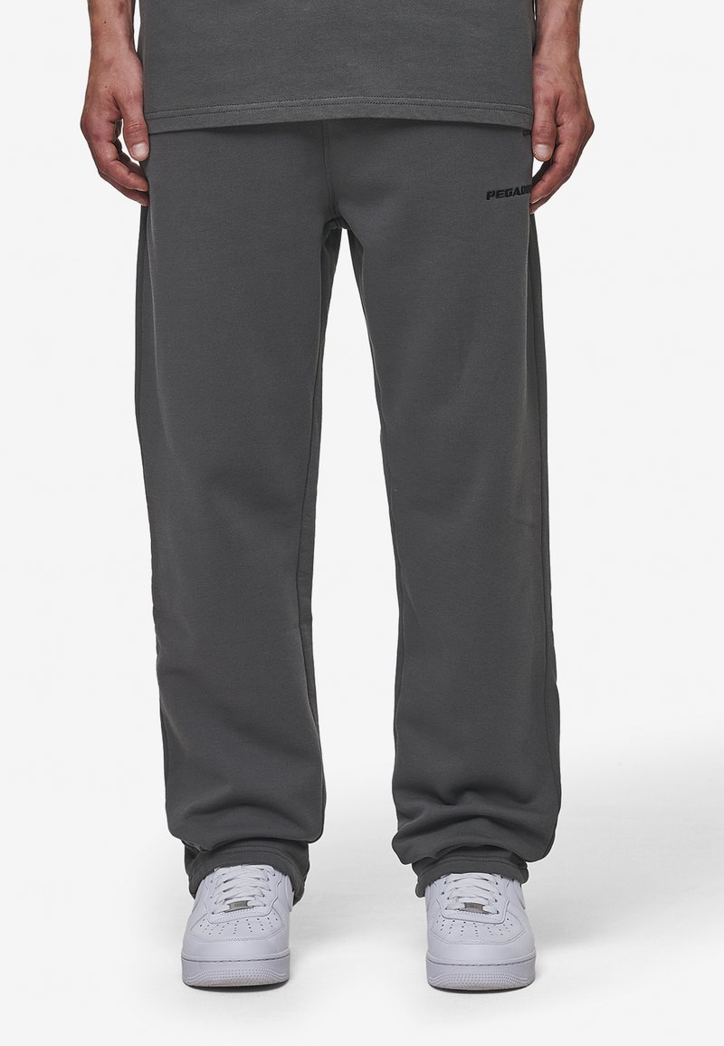 Pegador LOGO WIDE PANTS - Pantalones deportivos - washed anthracite