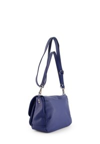 Blauwe leren handtas met een gestructureerde afwerking, voorzien van een lange verstelbare strap en zilverkleurige hardware accenten. Twee zijvakken zichtbaar.