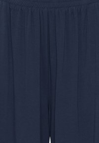 Pantalon bleu marine en tissu léger et doux avec une coupe décontractée. Présente un design plissé et une taille élastique pour le confort.