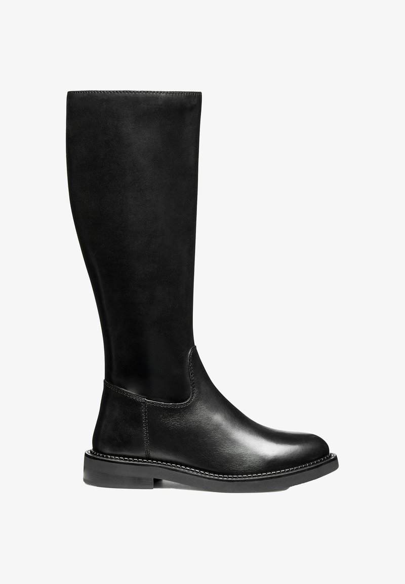 Botte noire en cuir, montant jusqu'au genou, avec une finition lisse, un panneau latéral élastique et une semelle plate. Présente des coutures discrètes le long de la semelle.