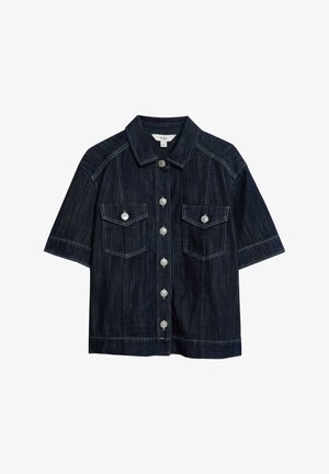 Giacca in denim blu scuro a maniche corte con colletto a punta, chiusura con bottoni, due tasche sul petto con pattine e cuciture a contrasto.