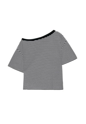 Čiernobiele pásikavé tričko s krátkym rukávom, širokým asymetrickým výstrihom a čiernym lemom na golieri.