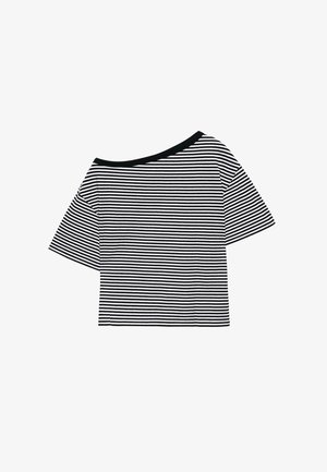 Čiernobiele pásikavé tričko s krátkym rukávom, širokým asymetrickým výstrihom a čiernym lemom na golieri.