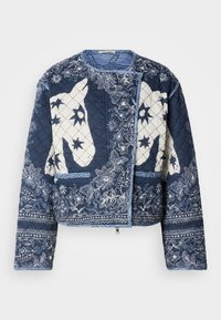 Καπιτονέ μπουφάν σε ναυτικό μπλε χρώμα με σχέδια άλογων σε λευκό, λουλουδάτα μοτίβα και λεπτομερείς επισημάνσεις. Μαλακό ύφασμα με άνετη εφαρμογή και ανοιχτό μπροστινό.