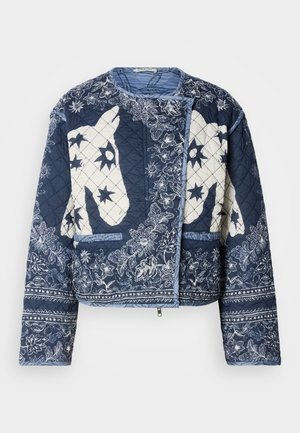 Καπιτονέ μπουφάν σε ναυτικό μπλε χρώμα με σχέδια άλογων σε λευκό, λουλουδάτα μοτίβα και λεπτομερείς επισημάνσεις. Μαλακό ύφασμα με άνετη εφαρμογή και ανοιχτό μπροστινό.