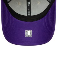 Violetā cepure ar melnu malu, birka ar basketbola grafiku un teksturētu audumu. Iekšpusei ir gaiši pelēks oderējums.