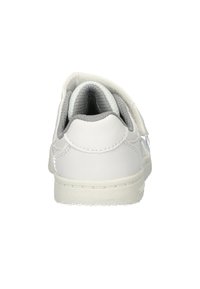 Sneaker bianco in pelle con forma arrotondata, fodera interna grigia testurizzata, colletto imbottito e suola in gomma resistente.