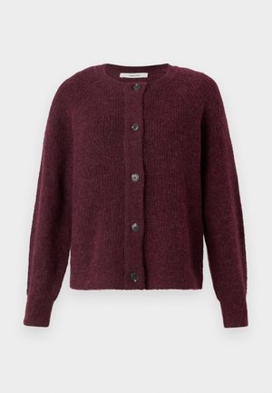 Cardigan couleur marmelade en tissu tricoté texturé, avec un col rond, des manches longues et cinq boutons noirs sur le devant.