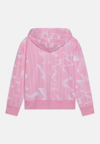 Felpa rosa con un motivo di forme geometriche bianche e linee verticali. Il tessuto appare morbido, con cappuccio regolabile e polsini a coste.