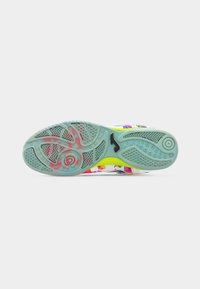 Σόλα διαφανούς αθλητικού παπουτσιού με πολύχρωμα σχέδια ορατά από κάτω, που διαθέτει γεωμετρικό πέλμα και ένα μαύρο λογότυπο κοντά στην καμάρα.