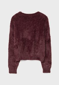 Pull en maille duveteuse violet foncé à manches longues avec poignets et ourlet côtelés, vu de dos sur un fond clair uni.