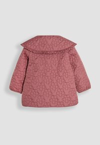 Pamušaluotas rožinis švarkas su dideliu apykakle, gėlių raštu ir banguotais kraštais. Ilgos rankovės ir nematomi tūriniai elementai.