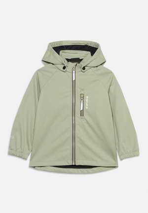 Jasnozielona kurtka z kapturem, zapinana na przedni zamek błyskawiczny, z kieszenią na piersi na zamek, elastycznymi mankietami i czarną podszewką widoczną wewnątrz kaptura.