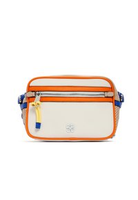 Umhängetasche aus weißen synthetischen Material mit orangefarbenen und blauen Akzenten. Verfügt über einen vorderen Reißverschluss und perforierte Seitenpaneele. Logo auf der Vorderseite geprägt.