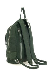 Zaino in pelle verde con superficie lavorata, dotato di due cerniere verticali, spallacci regolabili e una maniglia sulla parte superiore. Cuciture di dettaglio visibili.