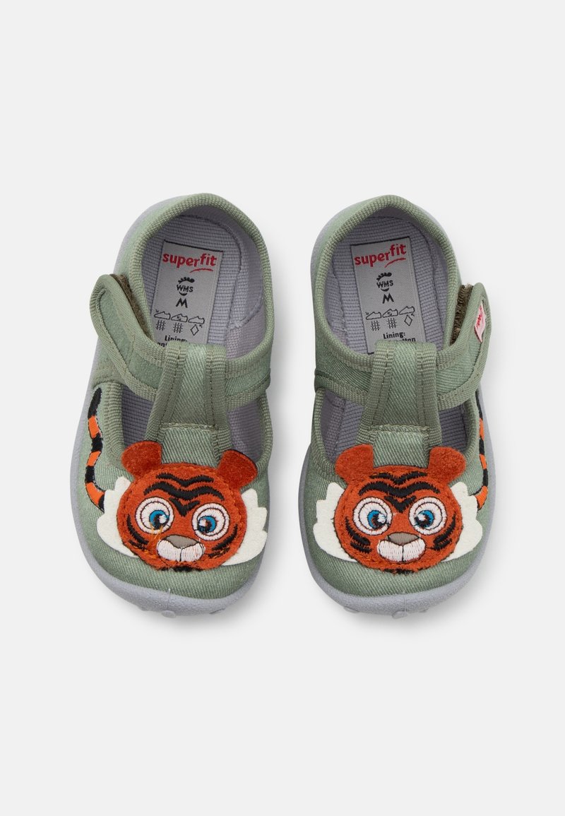 Chaussures d'enfants vertes avec broderie de visage et de queue de tigre à l'avant, avec des sangles velcro et des semelles en tissu souple.