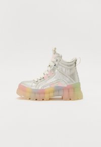 Zapatilla alta plateada holográfica con acentos en rosa, que cuenta con una suela gruesa y translúcida de arcoíris y tela texturizada. Incluye cordones y tirador.