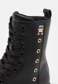 Tommy Hilfiger Šněrovací vysoké boty - black