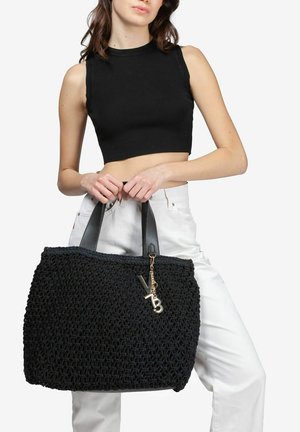 Borsa tote nera intrecciata con manici in pelle, con un accento di portachiavi dorato e un motivo testurizzato, che offre un design spazioso.