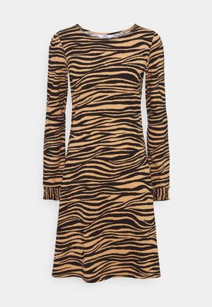 Sukienka z długim rękawem do kolan, z dopasowaną talią, ozdobiona wzorem pasków tygrysa w kolorze beżowym i czarnym oraz okrągłym dekoltem.