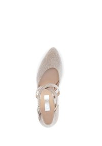 Ballerine beige glitter con punta affusolata, cinturini incrociati e piccola fibbia. Tessuto liscio e design leggero.